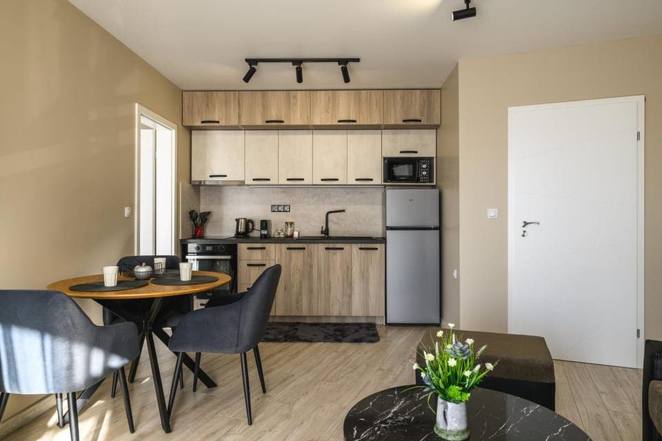 Coffee/tea facilities, Kitchen or kitchenette, Dining area, oven