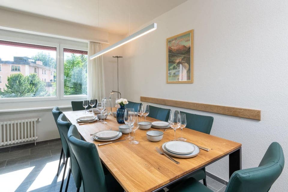 Living room, Seating area, Dining area, internet