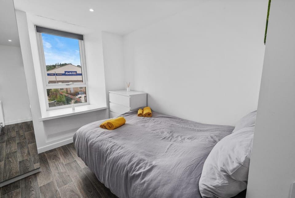 Bed, Photo of the whole room, Bedroom, towels