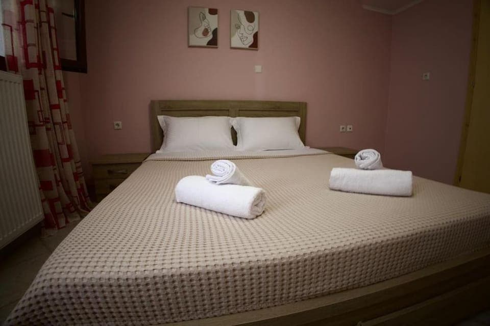 Bed, Bedroom, towels