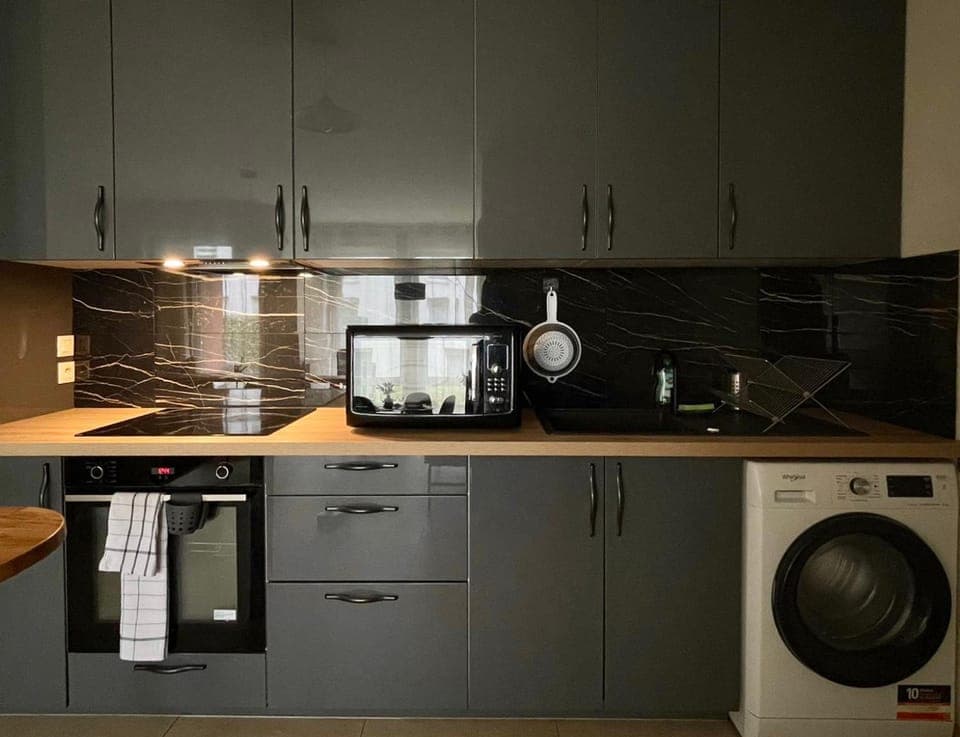 Coffee/tea facilities, microwave, oven, stove, toaster, washing machine