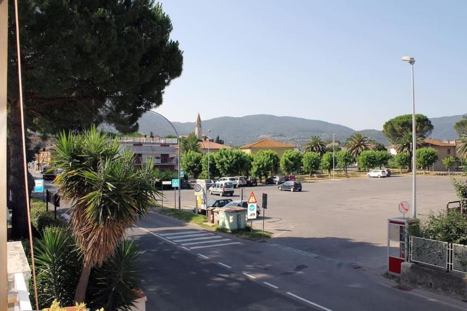 Street view, Location, Parking