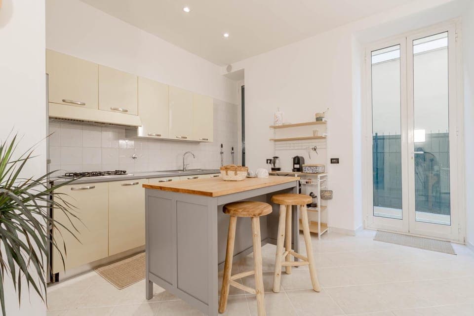 Kitchen or kitchenette, Dining area, stove