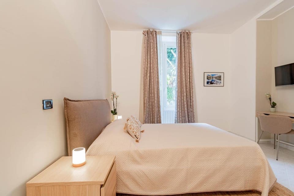 Bed, TV and multimedia, Photo of the whole room, Bedroom