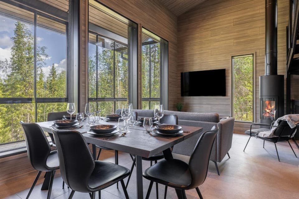 Communal lounge/ TV room, TV and multimedia, Living room, Seating area, Dining area, fireplace