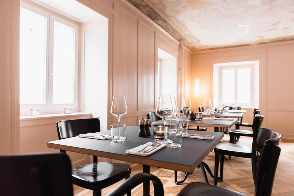 Restaurant/places to eat, Dining area