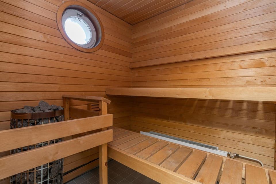 Renovated 3 bedroom family apartment with sauna and parking Apartment in Helsinki