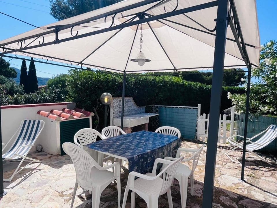 Patio, Day, Garden, Dining area, Garden view, sunbed