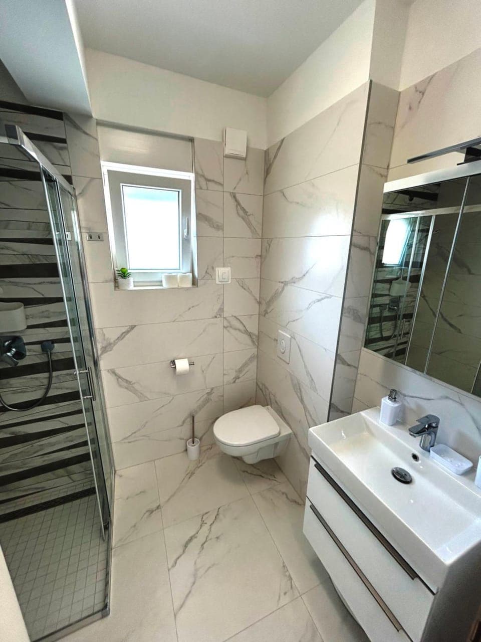 Shower, Toilet, Bathroom, towels