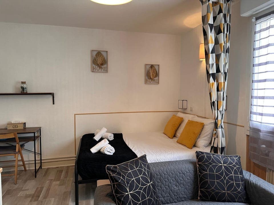 Bed, Living room, Photo of the whole room, Seating area, Bedroom, towels