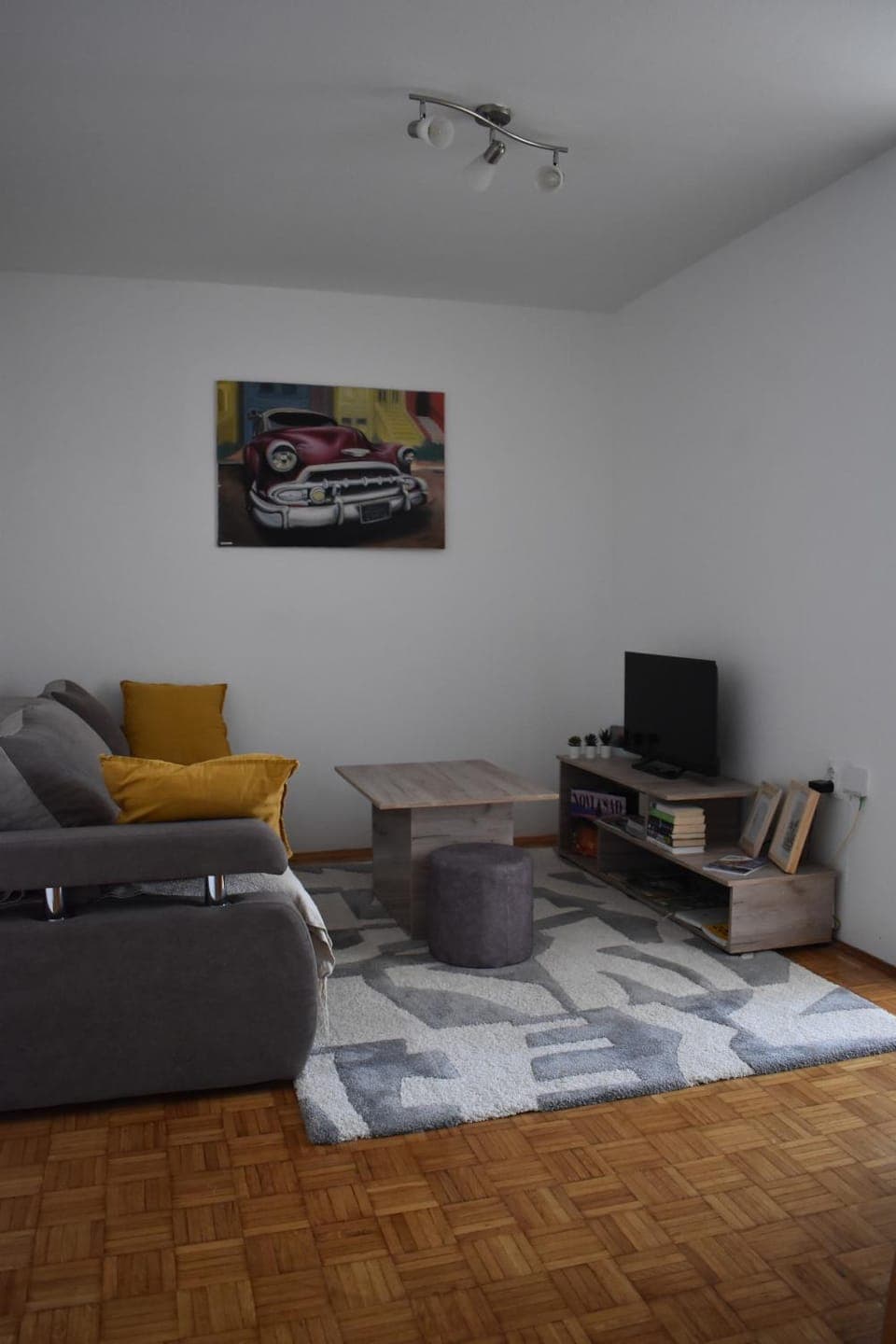 Bed, TV and multimedia, Living room, Photo of the whole room, Seating area, Evening entertainment, Bedroom