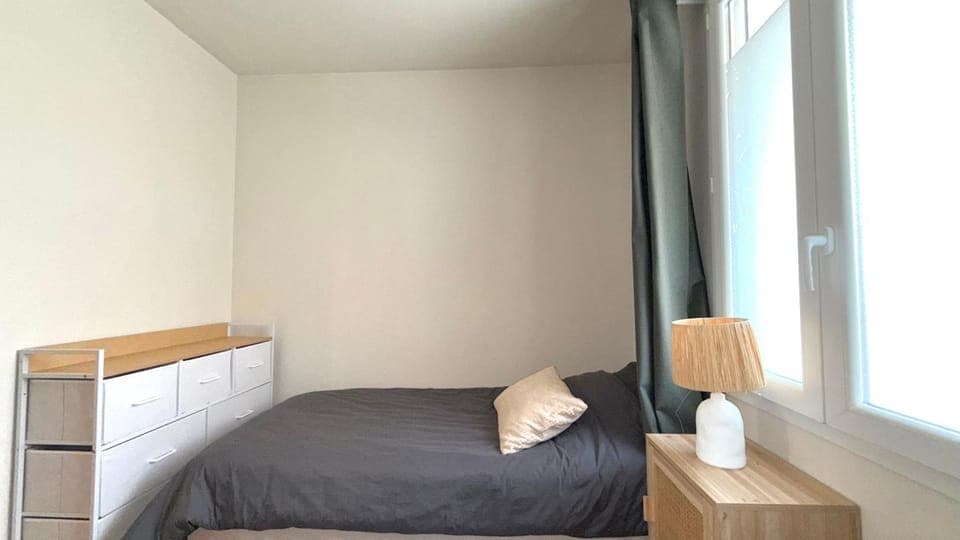 Bed, Photo of the whole room, Bedroom, heating, internet, storage, wardrobe