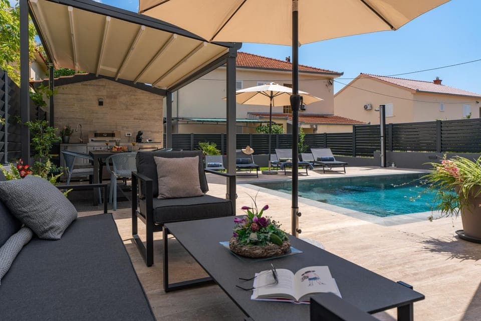 Day, Garden, Seating area, Garden view, Pool view, Swimming pool, sunbed