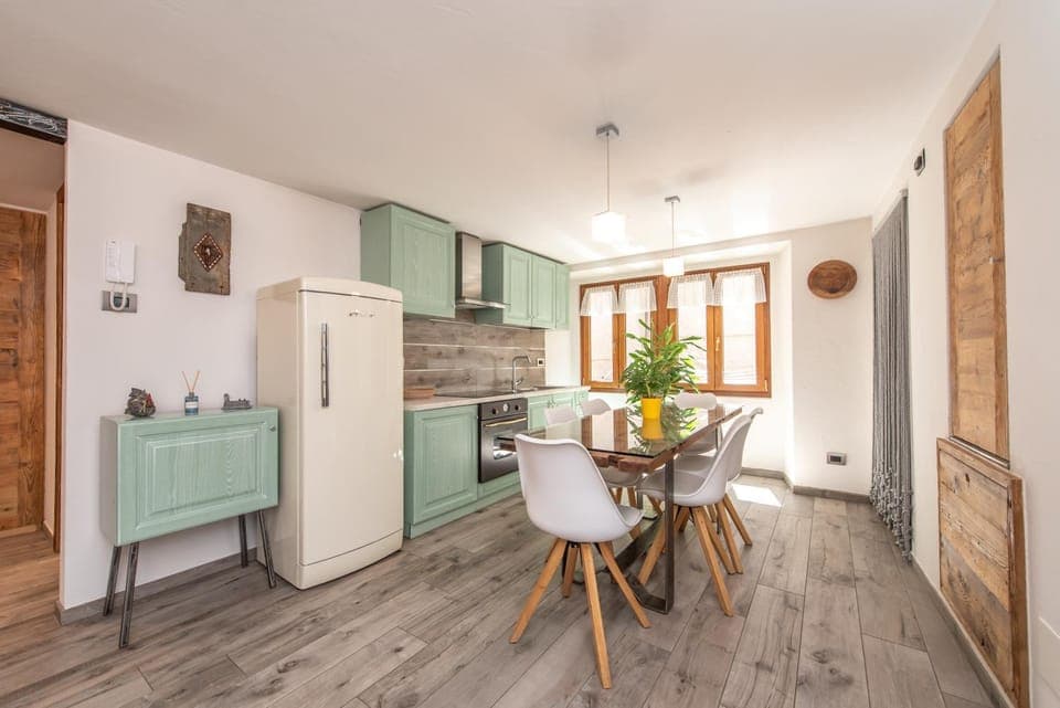 Kitchen or kitchenette, Dining area, oven, stove