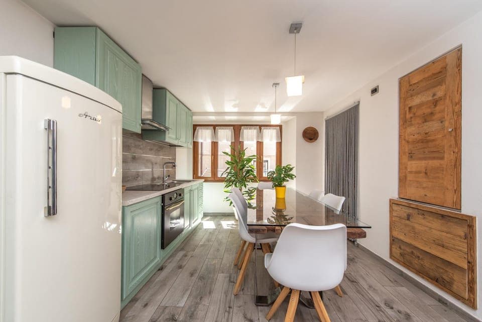 Kitchen or kitchenette, Dining area, oven, stove