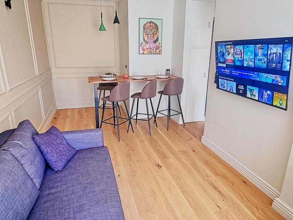 TV and multimedia, Living room, Seating area, Dining area