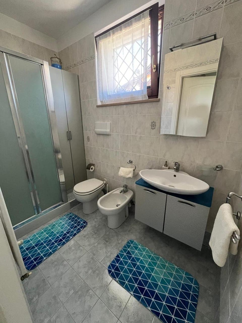 Shower, Toilet, Bathroom, bidet, towels