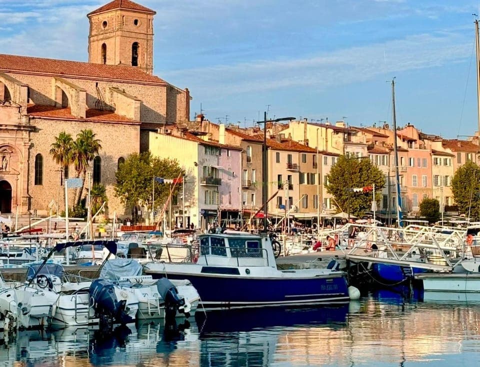 Nearby landmark, Day, Natural landscape, Activities, Location