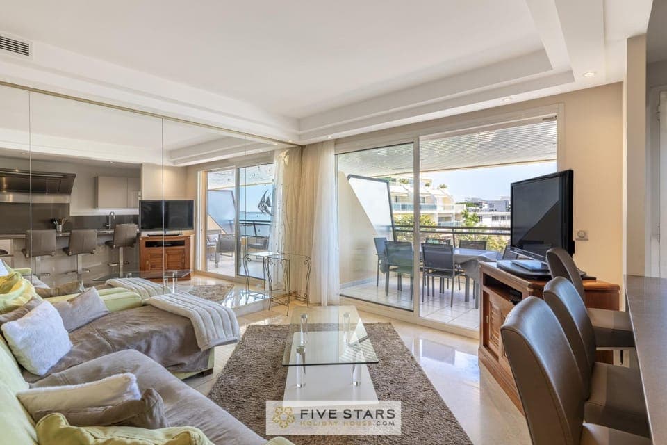 Communal lounge/ TV room, Kitchen or kitchenette, Living room, Dining area