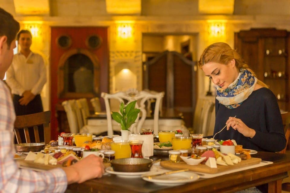 Restaurant/places to eat, People, Food and drinks, Breakfast