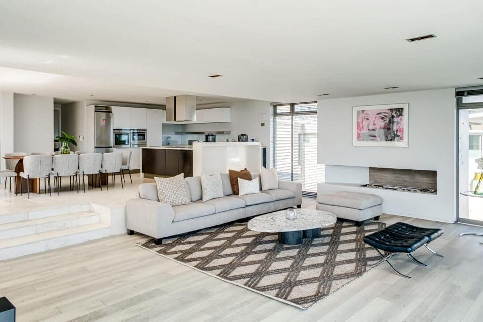 Kitchen or kitchenette, Living room, Seating area, Dining area