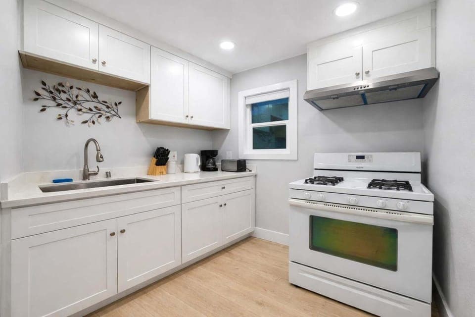 Coffee/tea facilities, View (from property/room), Kitchen or kitchenette, oven, stove, toaster