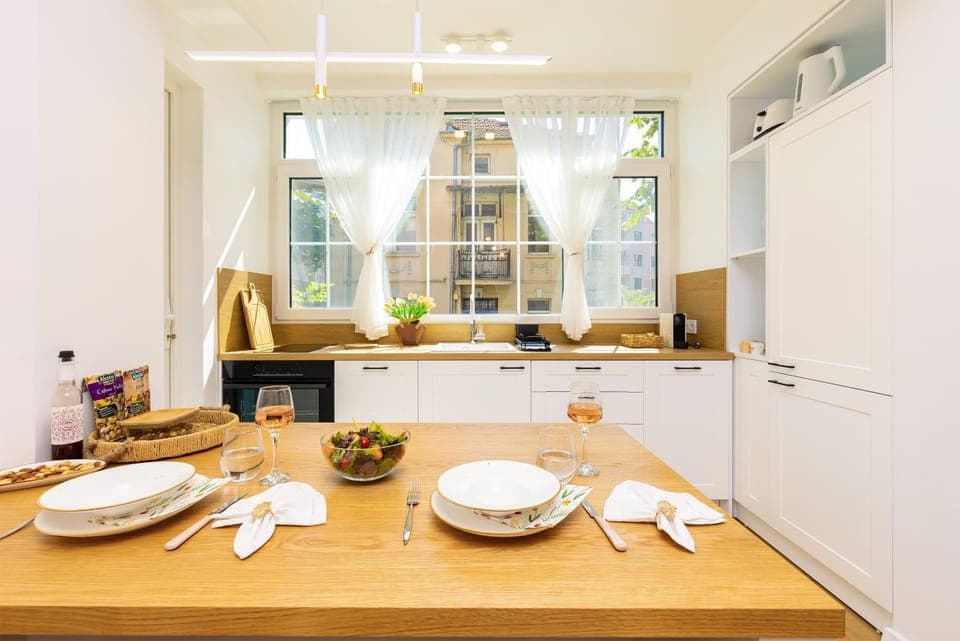 Kitchen or kitchenette, Dining area