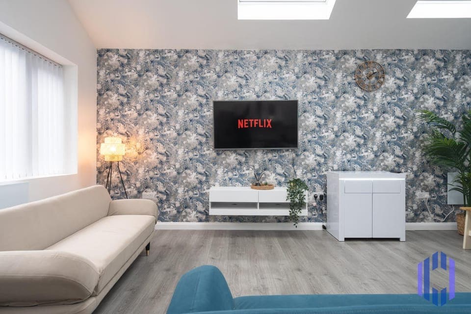 Communal lounge/ TV room, TV and multimedia, Living room, Seating area, Evening entertainment