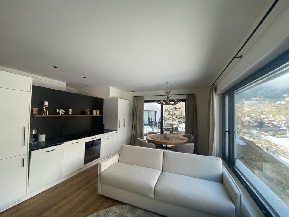 Kitchen or kitchenette, Seating area, Dining area