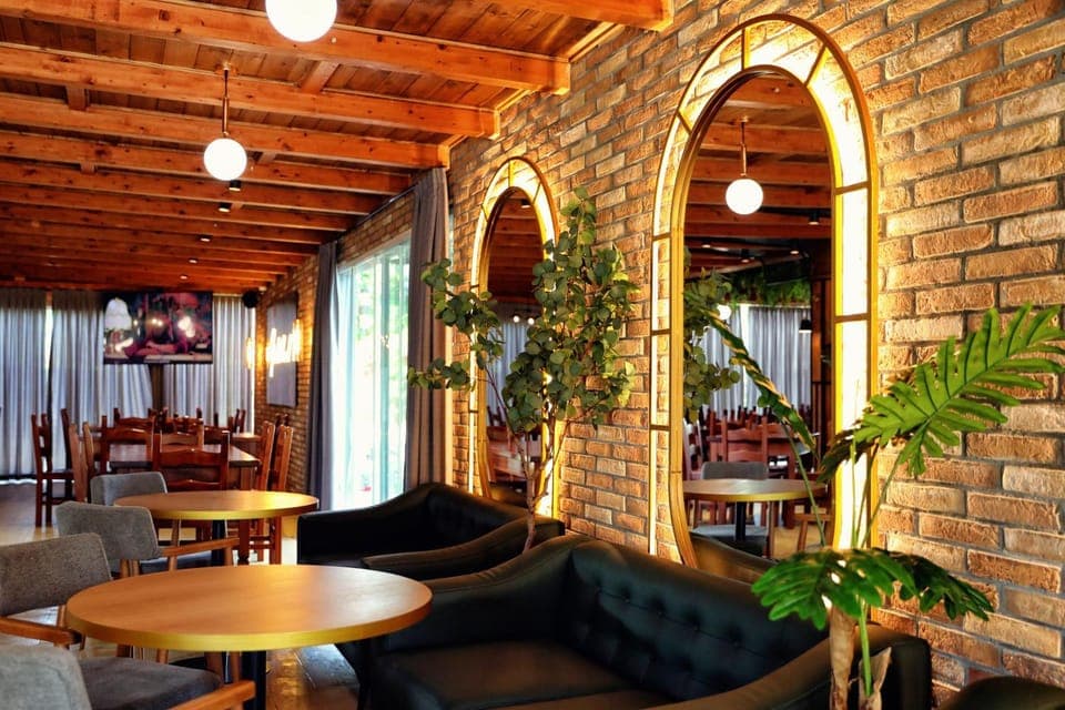 Restaurant/places to eat, Lounge or bar