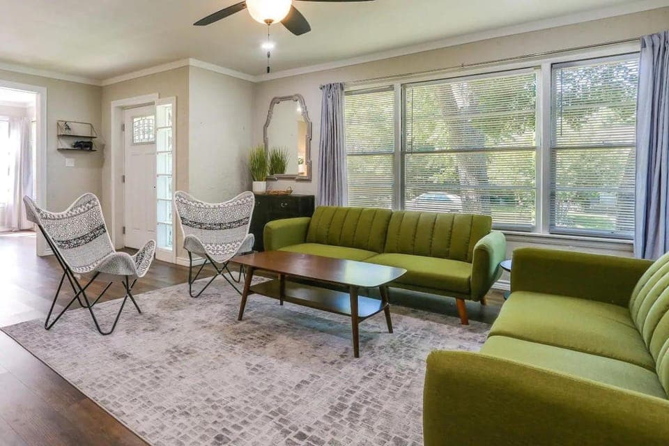 TV and multimedia, Living room, Seating area, internet, internet, air conditioner