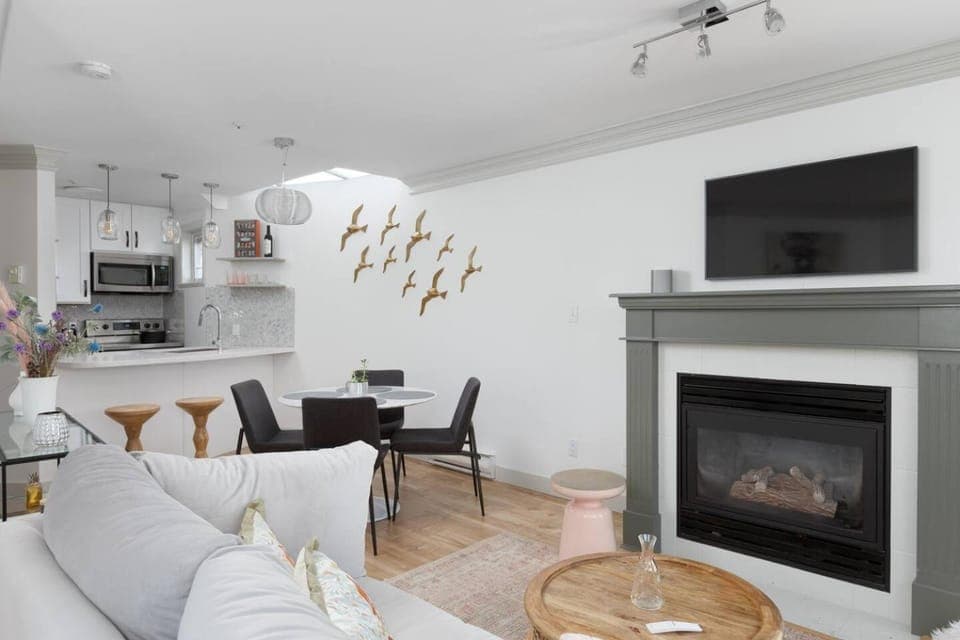 TV and multimedia, Living room, Seating area, Dining area, fireplace