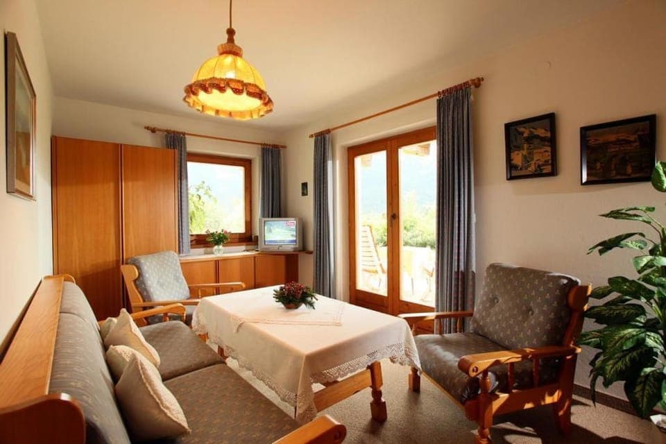 Living room, Photo of the whole room, Seating area