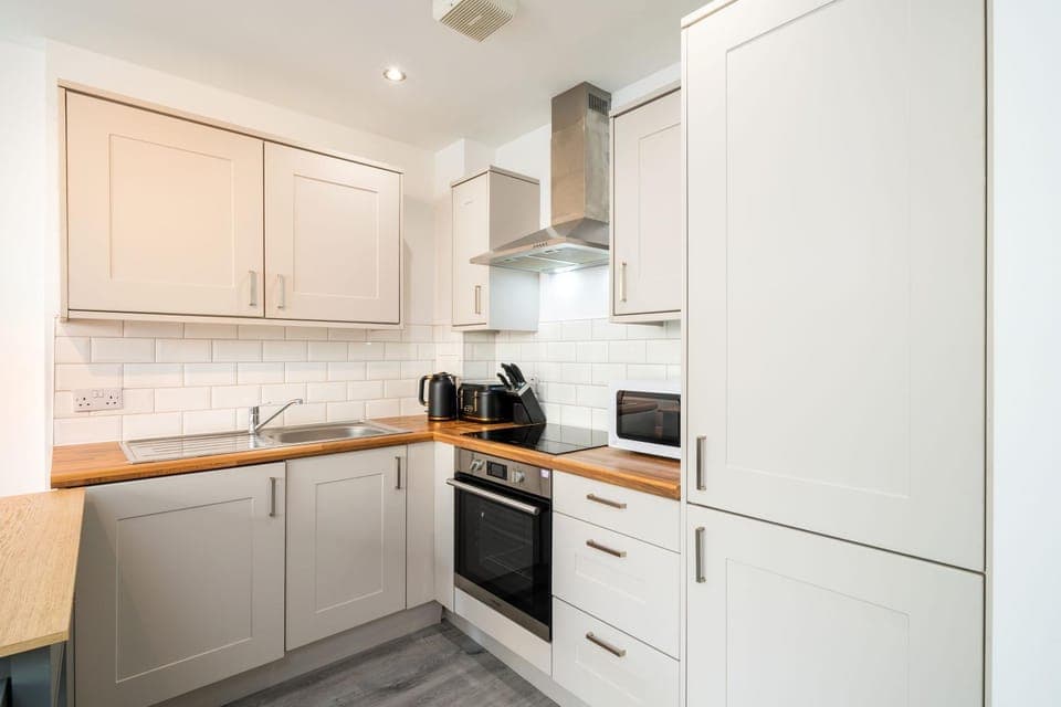 Coffee/tea facilities, Kitchen or kitchenette, oven, stove, toaster