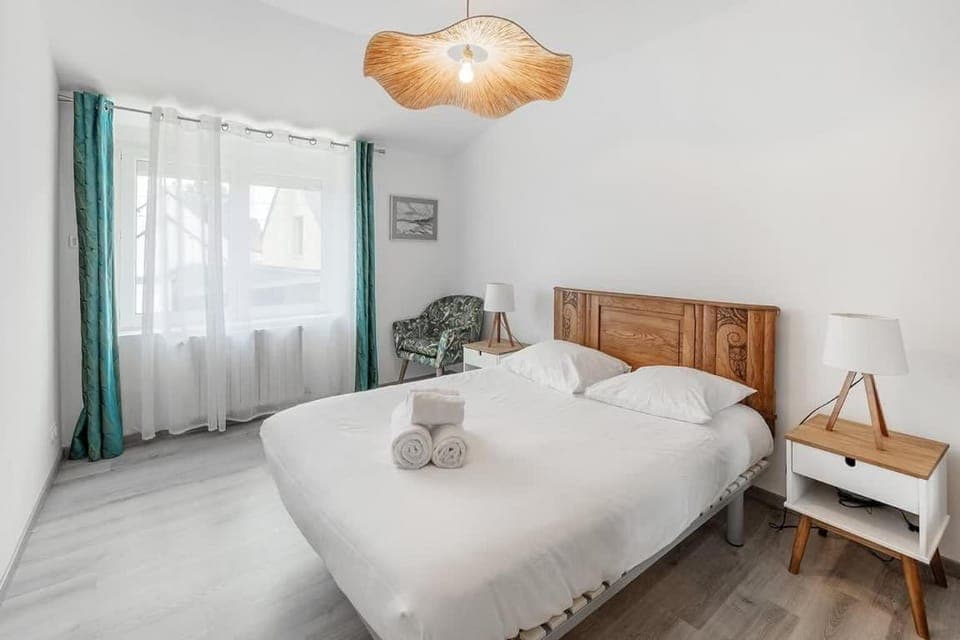 Bed, Photo of the whole room, Bedroom, towels