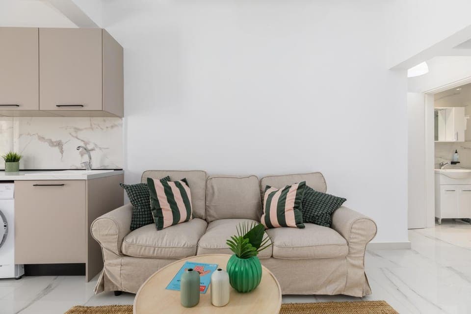 Kitchen or kitchenette, Living room, Seating area, stove