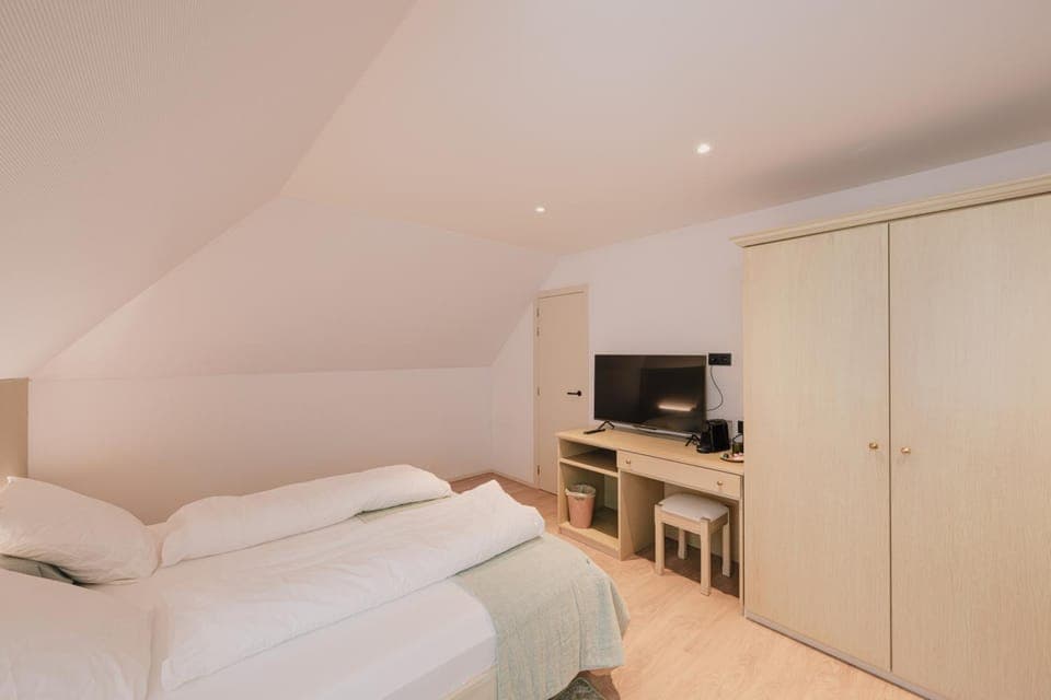 Bed, TV and multimedia, Photo of the whole room, Bedroom