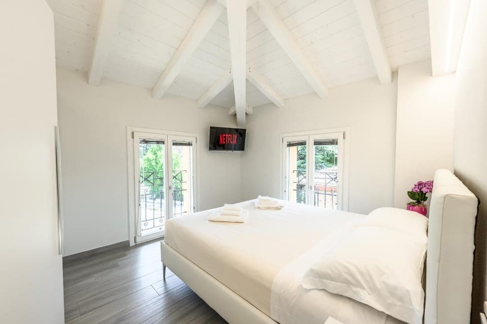 Bed, TV and multimedia, Photo of the whole room, Bedroom, towels