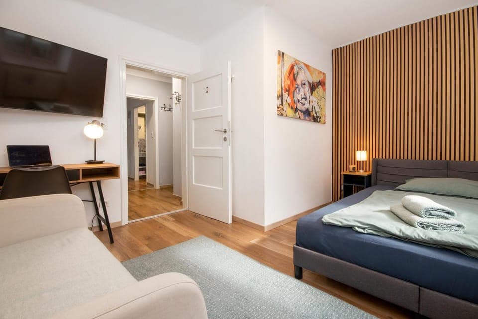 Bed, TV and multimedia, Photo of the whole room, Seating area, towels