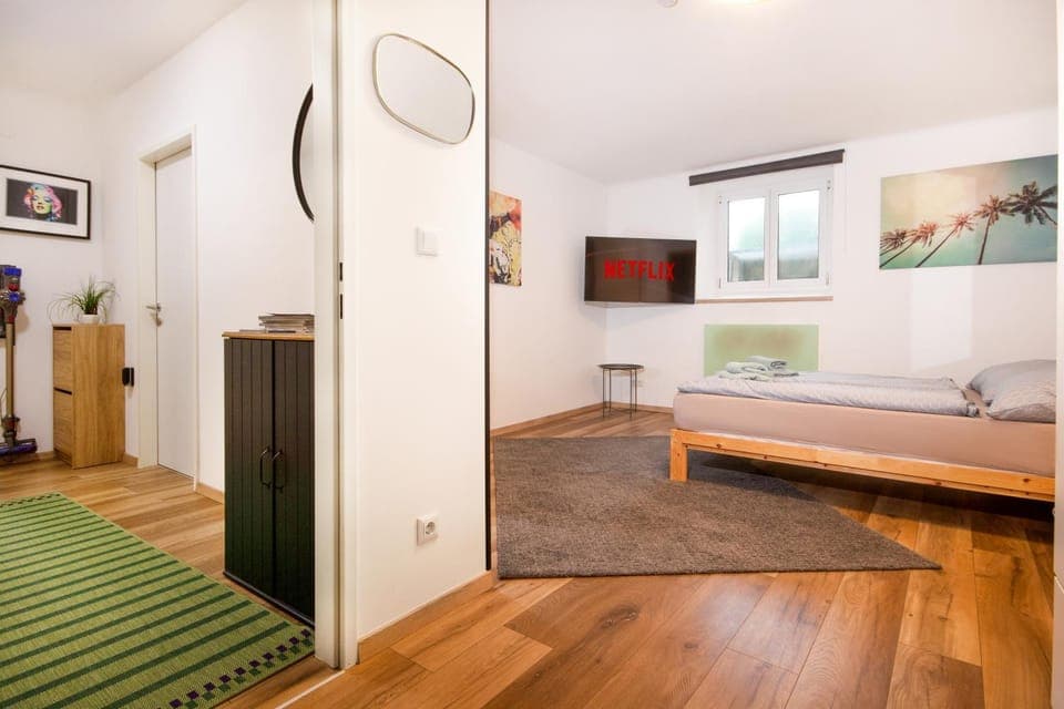 Bed, TV and multimedia, Photo of the whole room