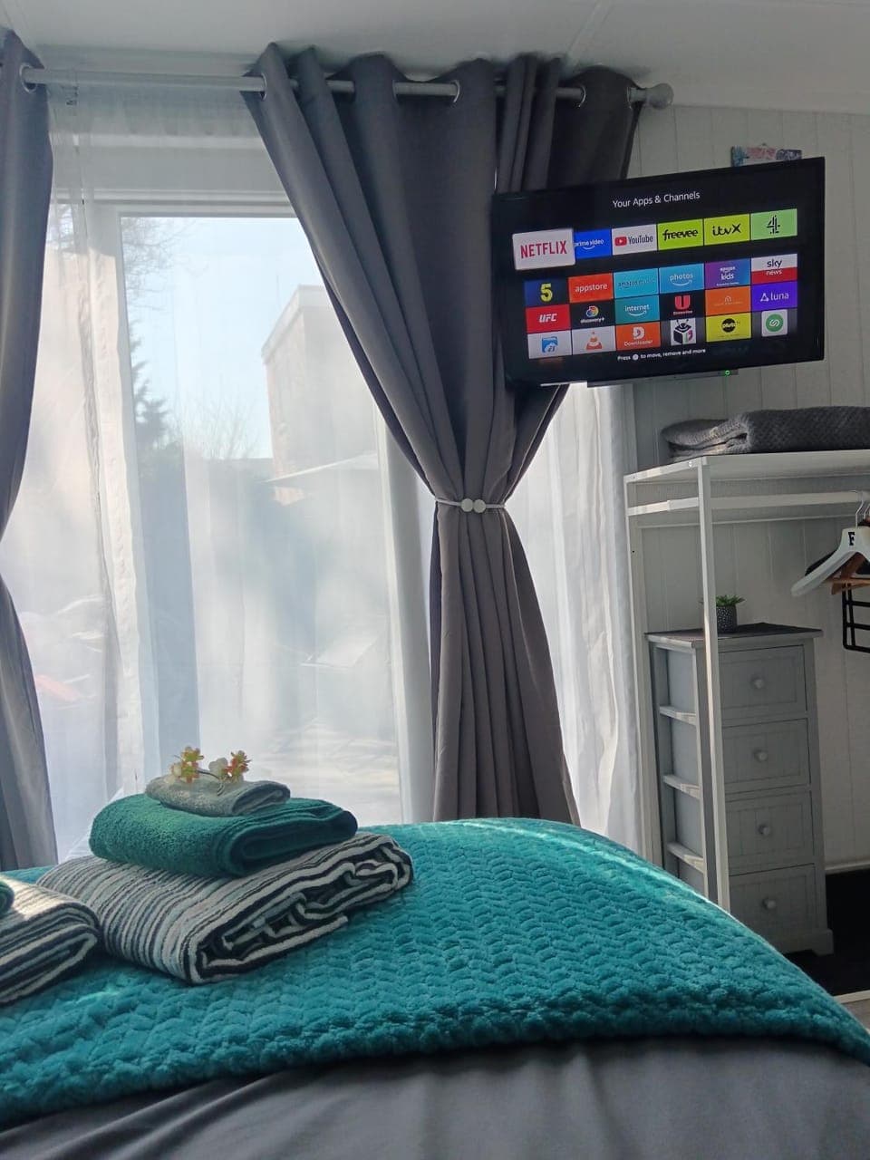 Bed, TV and multimedia, Bedroom, Entertainment, internet, internet