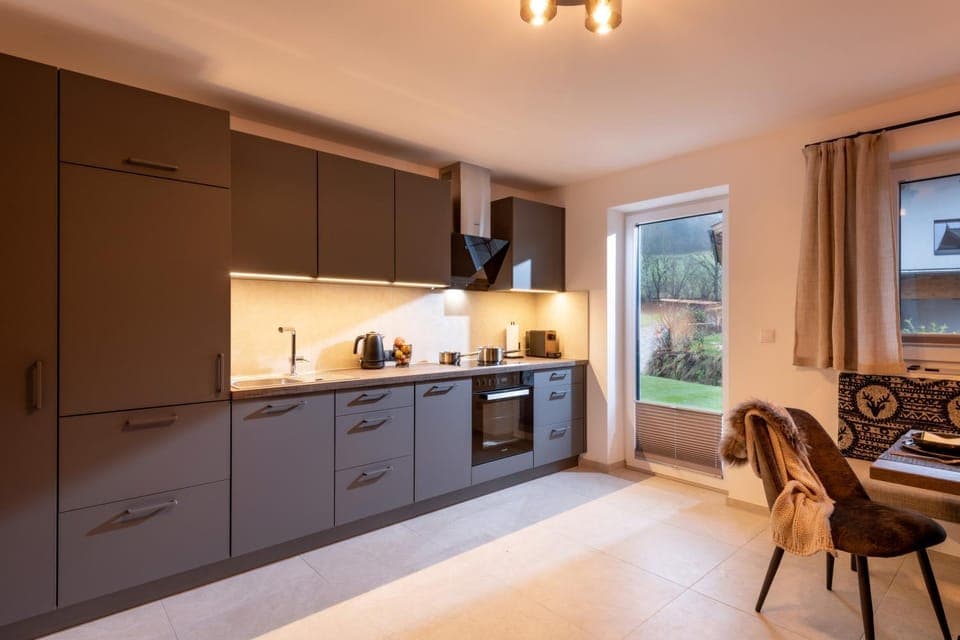 Kitchen or kitchenette, Dining area, oven, stove