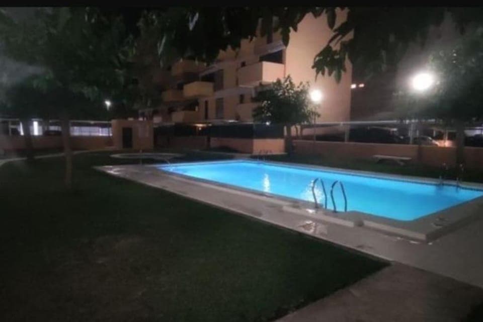 Piso planta baja y gran patio con piscina comunitaria de alquiler temporal Apartment in Daimús