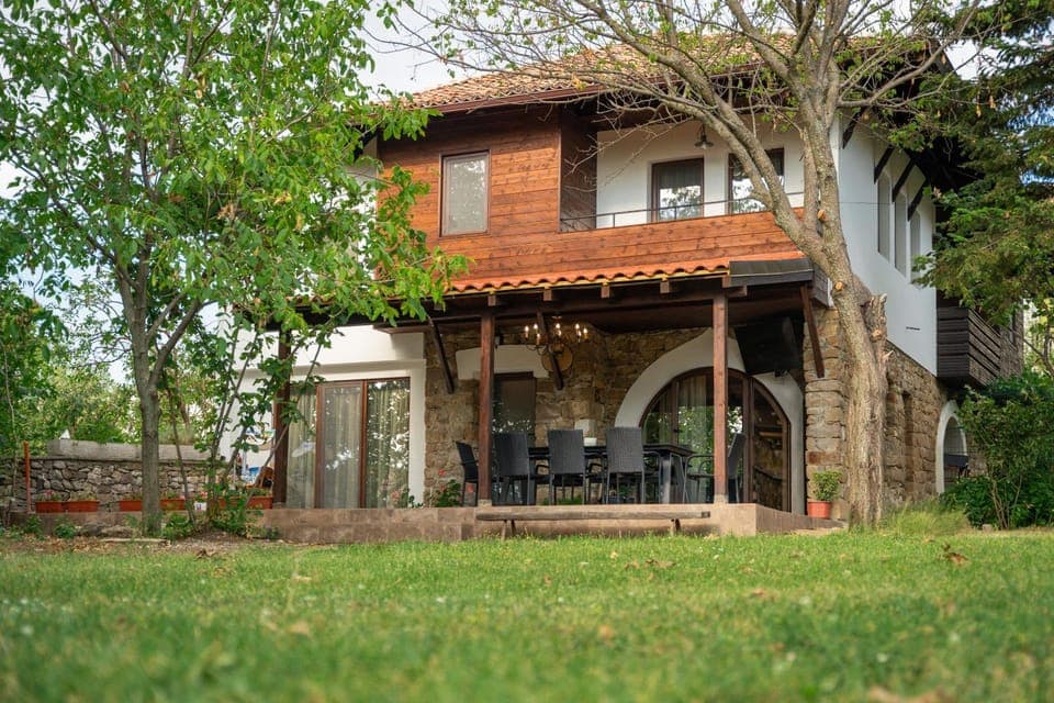 Property building, Patio, Natural landscape, Garden, Garden view