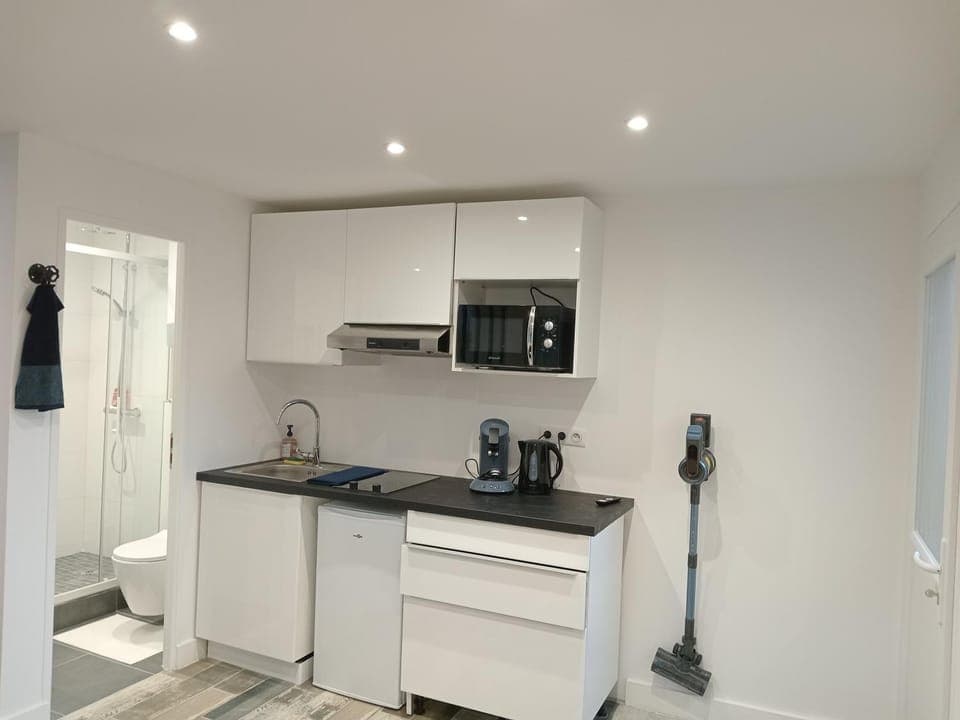 Coffee/tea facilities, Kitchen or kitchenette, stove