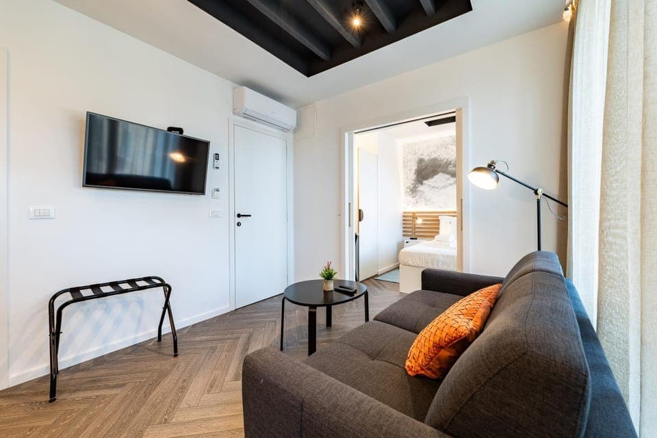 Communal lounge/ TV room, TV and multimedia, Living room, Seating area, air conditioner