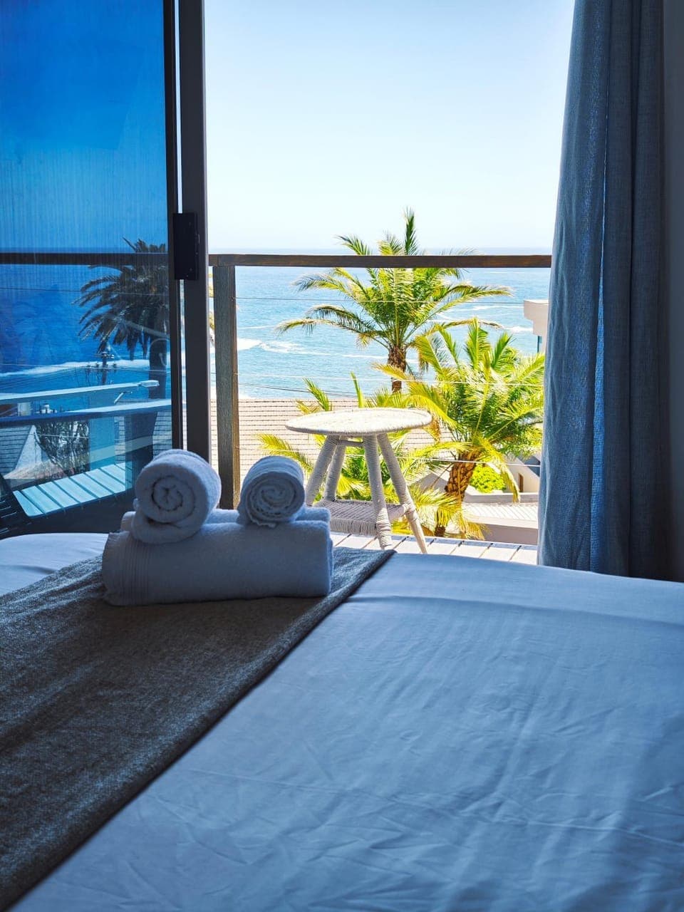 Photo of the whole room, Sea view, towels