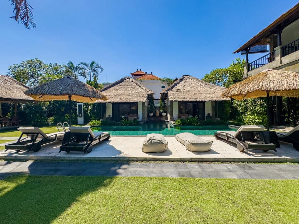 Property building, Garden, Swimming pool, sunbed