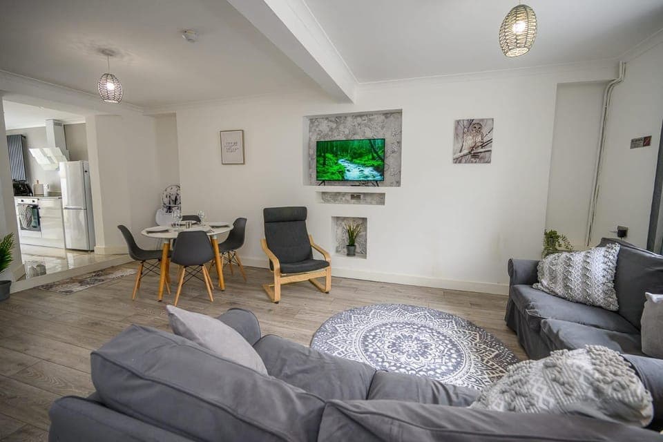 TV and multimedia, Living room, Seating area, Dining area