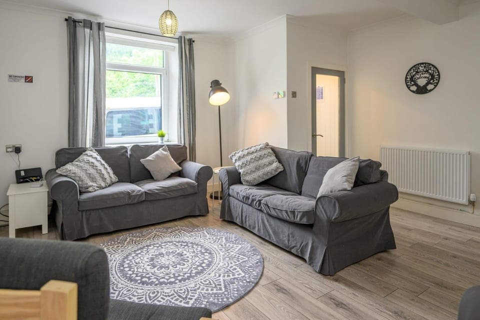 Living room, Seating area, internet